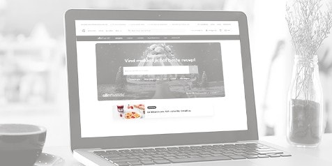 Scherm van een laptop met de homepage van de Albert Heijn website, waarin recepten te vinden zijn.