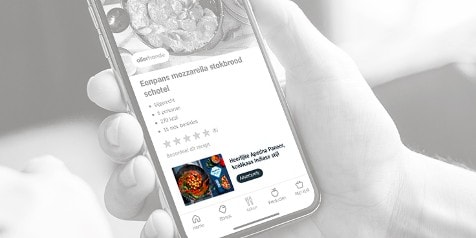 Smartphone met een Allerhande recept voor eenpans mozzarella stokbrood schotel.