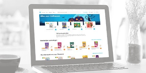 Laptop met Albert Heijn-website zichtbaar, met Halloween-acties en -aanbiedingen.