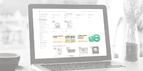 Laptop met Albert Heijn website geopend, met promoties voor zuivelproducten zichtbaar op het scherm.