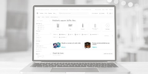 Een laptop met de website van Albert Heijn geopend, met categorieën als frisdrank, sappen, koffie en thee weergegeven.