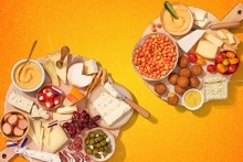 Borrelschalen met diverse kazen, druiven, olijven, humus en hapjes