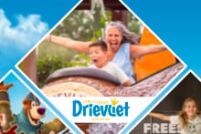 Kinderen op een attractie in Drievliet Pretpark, met een blauwe achtergrond.