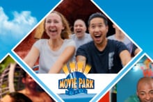 Personen op een rit in Movie Park Germany met logo prominent in beeld.