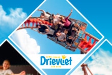 Personen in een achtbaan bij Familiepark Drievliet onder een blauwe lucht