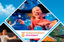 Kinderen spelen met bellen in attractiepark Madurodam