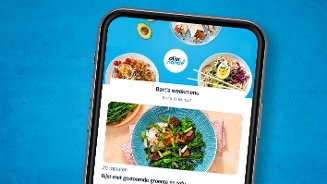 Allerhande app op een smartphone met Bart's weekmenu en gerechten zoals rijst met gestoomde groenten en tofu.