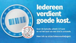Afbeelding met een wit bord met een streepjescode en het logo van Stichting Pelicano op een blauwe achtergrond, met de tekst: 'Iedereen verdient goede kost. Scan de barcode, schenk 2.5 euro en vul het bord van een kind in armoede.'
