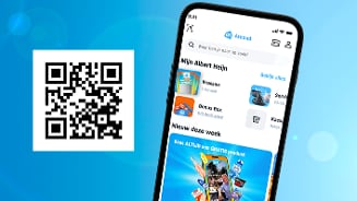 Smartphone met Albert Heijn app en QR-code op blauwe achtergrond
