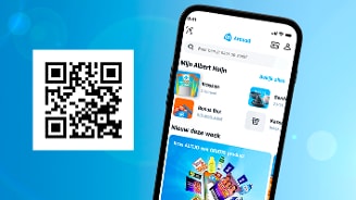 QR-code naast smartphone met Albert Heijn app-scherm op blauwe achtergrond
