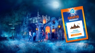 Kasteel met mist errond en een donkere volle maan. Er zweeft een oranje opengekraste kaart rechts in beeld.