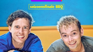 Win VIP-duotickets voor de seizoensfinale BBQ van "Achter de Schermen" met twee personen op de voorgrond.