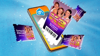 Blauwe achtergrond met glitters waarin een telefoon te zien is in de AH-app met K3-tickets die eruit vliegen.