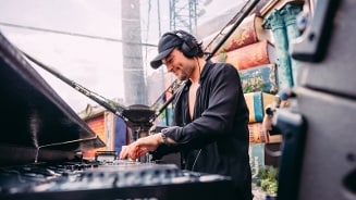 Viktor Verhulst aan een DJ draaitafel