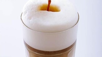 Albert Heijn helpt je de perfecte latte macchiato te maken in 5 stappen!