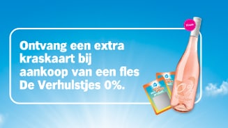 Afbeelding van een promotie voor De Verhulstjes 0% fles, waarbij je een extra kraskaart ontvangt bij aankoop. De fles en kraskaarten zijn afgebeeld tegen een blauwe achtergrond met zonnestralen.