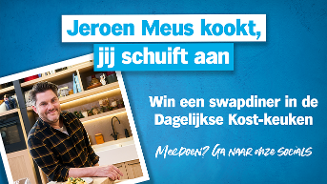 Reclameafbeelding met tekst over een winactie: Jeroen Meus kookt, jij schuift aan. Win een swapdiner in de Dagelijkse Kost-keuken. Meedoen? Ga naar onze socials. Op de voorgrond een persoon in een keuken.