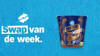 Actie-afbeelding met de tekst 'Swap van de week' en een beker AH Protein Mousse chocolade op een blauwe achtergrond