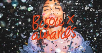 Confetti en tekst 'big awards' op een achtergrond met een onscherpe figuur.