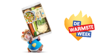 AH hamstertje met blauwe trui en geel hart, die een Albert Heijn groentepakket vasthoudt naast het logo van De Warmste Week