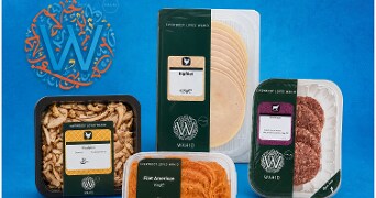 Wahid charcuterieproducten op een blauwe AH achtergrond met ook het logo van Wahid erin verwerkt linksboven