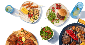 Barbecue maaltijd met gegrilde groenten, hamburgers, salade en drankjes op een tafel.