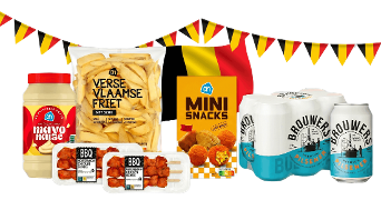Een selectie van Belgische snacks van Albert Heijn, waaronder een pot AH mayonaise, een zak verse Vlaamse friet, BBQ kipspiesjes, een doos AH mini snacks en een verpakking Brouwers pilsener, met Belgische vlaggetjes en slingers op de achtergrond.