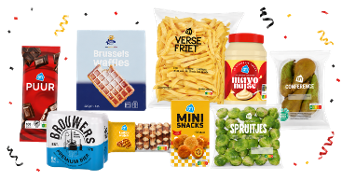 Verschillende Albert Heijn huismerkproducten, waaronder pure chocolade, Brusselse wafels, verse friet, mayonaise, conference peren, brouwersbier, mini snacks, spruitjes en verse eieren, uitgestald op een witte achtergrond.