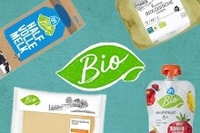 Biologische producten van Albert Heijn, waaronder Parmezaanse kaas, volle melk, halfvolle yoghurt, gehakt, broccoli, paprika, rode kool, appel, blauwe bessen, prei en pompoen.