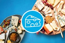 Kaasplankjes met diverse kazen, vijgen, druiven en noten.