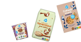 Drie Albert Heijn ontbijtproducten, waaronder Oat & Go havermout chocolade, volkoren havermout grove vlokken in een zak, en krokante muesli met extra proteïne in een doos.