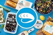 Ingrediënten voor een mosselmaaltijd, inclusief verse mosselen, mosselgroente, Vlaamse friet, Franse baguettes, witte wijn, en diverse smaakmakers zoals prei, uien en peterselie.