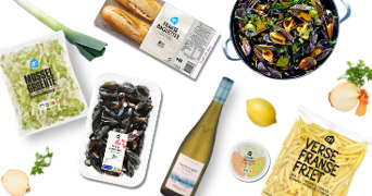 Afbeelding van ingrediënten voor een klassieke mosselmaaltijd: verse mosselen, AH mosselgroente, AH Franse baguettes, een fles Sauvignon Blanc wijn, AH verse Franse friet, citroen, ui, peterselie, een schaal gekookte mosselen, en een bakje met saus.