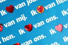 Tekst weergegeven in diagonale lijnen met woorden zoals "Ik van jou." en "Ik van ons." versierd met hartvormige en andere dessertemojis op een zwarte achtergrond.
