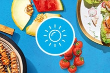 Zomerse collage met barbecuegerechten, vers fruit zoals aardbeien en meloen, zonnemelk van Care Sun 30, en een kleurrijk ijsje, allemaal op blauwe achtergrond.