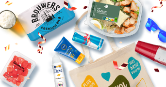 Producten van Albert Heijn: Brouwers Premium Bier, AH Kip Caesar Salade, verpakte watermeloen, Dove deodorant, Nivea zonnebrandcrème, Red Bull en een herbruikbare tas.