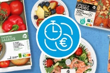 Assortiment van Albert Heijn verse maaltijden en salades, waaronder Italiaanse lasagne, appel-fruitmix met een combinatie van aardbei, rode bes en blauwe bes, Aziatische kippendijfilet met maaltijdgroenten, salade met mango-amandel en bieten-hummus, en pureersoep van pompoen en wortel.