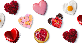 Assortiment van hartvormige objecten, waaronder bloemblaadjes, koekjes, chocolade en snoepjes.