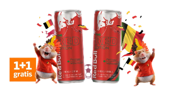 Twee blikjes Red Bull The Red Edition Watermelon energy drink met een 1+1 gratis aanbieding, omringd door vlaggetjes, confetti en feestende hamsters in Belgisch voetbaltenue.
