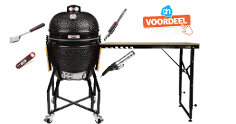 Zwarte Kamado barbecue met accessoires waaronder een spatel, digitale thermometer, aansteker en een zijtafel, met AH Voordeelshop.be logo op de achtergrond.