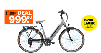 Elektrische fiets in het grijs met zadel en handvatten in lichtbruine kleur, aangeboden als deal voor €999,00 (adviesprijs €1.199,00), €200 lager dan de adviesprijs.