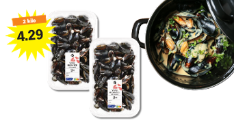 Twee verpakkingen verse mosselen van 2 kilo met een prijssticker van 4,29 euro, naast een pan gekookte mosselen met saus en kruiden.