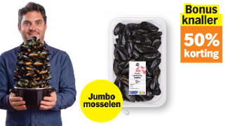 Man met een grote pan vol gestapelde jumbo mosselen, daarnaast een verpakking verse jumbo mosselen van 2 kilo en een actiebutton met "Bonus knaller: 50% korting".
