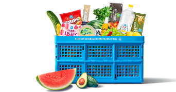 Blauwe Albert Heijn boodschappenkrat gevuld met diverse boodschappen zoals chips, aardbeienijsjes, groenten, hummus, crackers, druiven, een fles water en vers fruit zoals watermeloen en avocado.