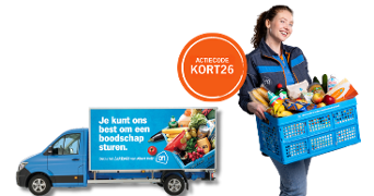 Vrouw in Albert Heijn-uniform met een blauwe krat vol boodschappen, naast een bestelwagen van Albert Heijn met de tekst "Je kunt ons best om een boodschap sturen" en een oranje cirkel met acticode "KORT26".