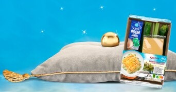 AH Verspakket voor preischotel met kussen en gouden decoratie op blauwe achtergrond.