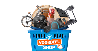 Blauwe Albert Heijn winkelmand met het Voordeelshop-logo, gevuld met diverse producten zoals een fiets, barbecue, Nutribullet blender, sauna, fitnessapparatuur en JBL koptelefoon.