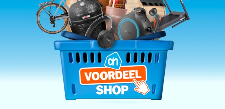 Blauwe Albert Heijn voordeelshop mand gevuld met diverse producten zoals een fiets, barbecue, blender, loopband, koptelefoon, stoomreiniger en een houten sauna, tegen een blauwe achtergrond.