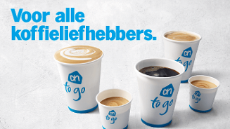 Verschillende maten bekers koffie van AH to go met de tekst "Voor alle koffieliefhebbers" op de achtergrond.