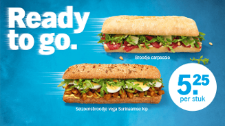 Twee belegde broodjes: boven een broodje carpaccio met rucola, onder een seizoensbroodje vega Surinaamse kip met groente en ei, met daarnaast de tekst “Ready to go.” en de prijs van 5,25 euro per stuk.